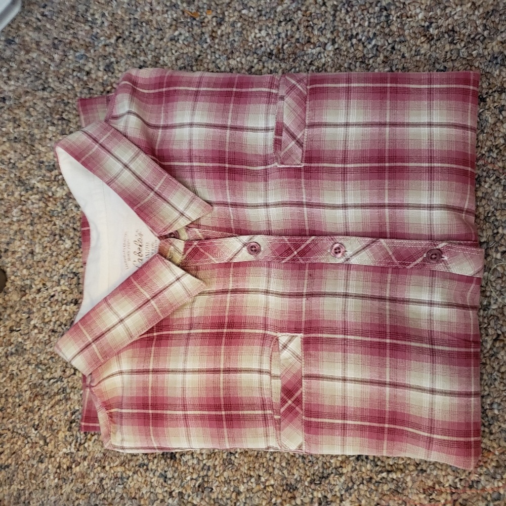 Short sleeve shirt.